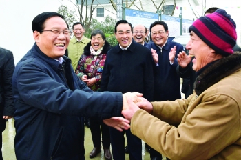 2月3日，春節(jié)后上班第一天，省委書記李強(qiáng)來(lái)我市基層走訪調(diào)研，看望鹽城“6.23”特大龍卷風(fēng)冰雹災(zāi)害受災(zāi)群眾。.jpg